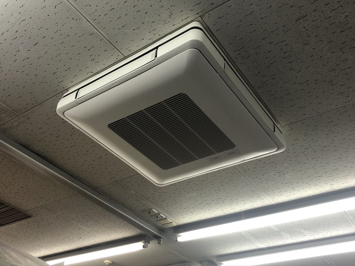 天井カセット型4方向室内型空調機の更新工事 株式会社ニプラ